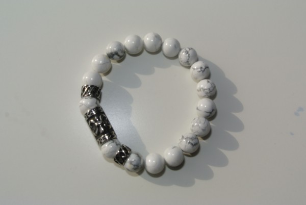 Perlenarmband mit Howlithsteinen