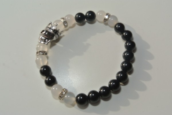 Perlenarmband mit Totenkopf und Krone