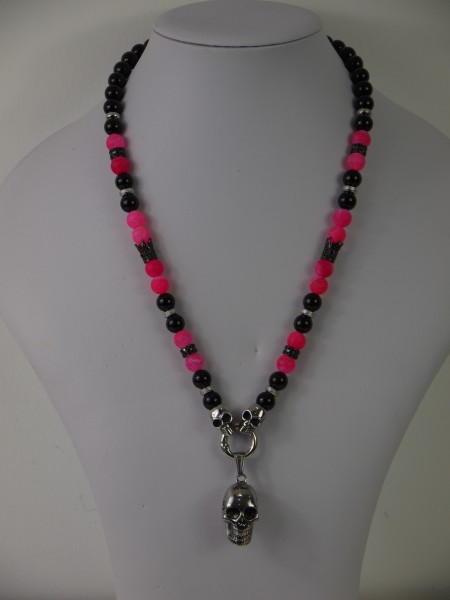 Halskette mit pinken Onyxsteinen und Totenkopf Anhänger