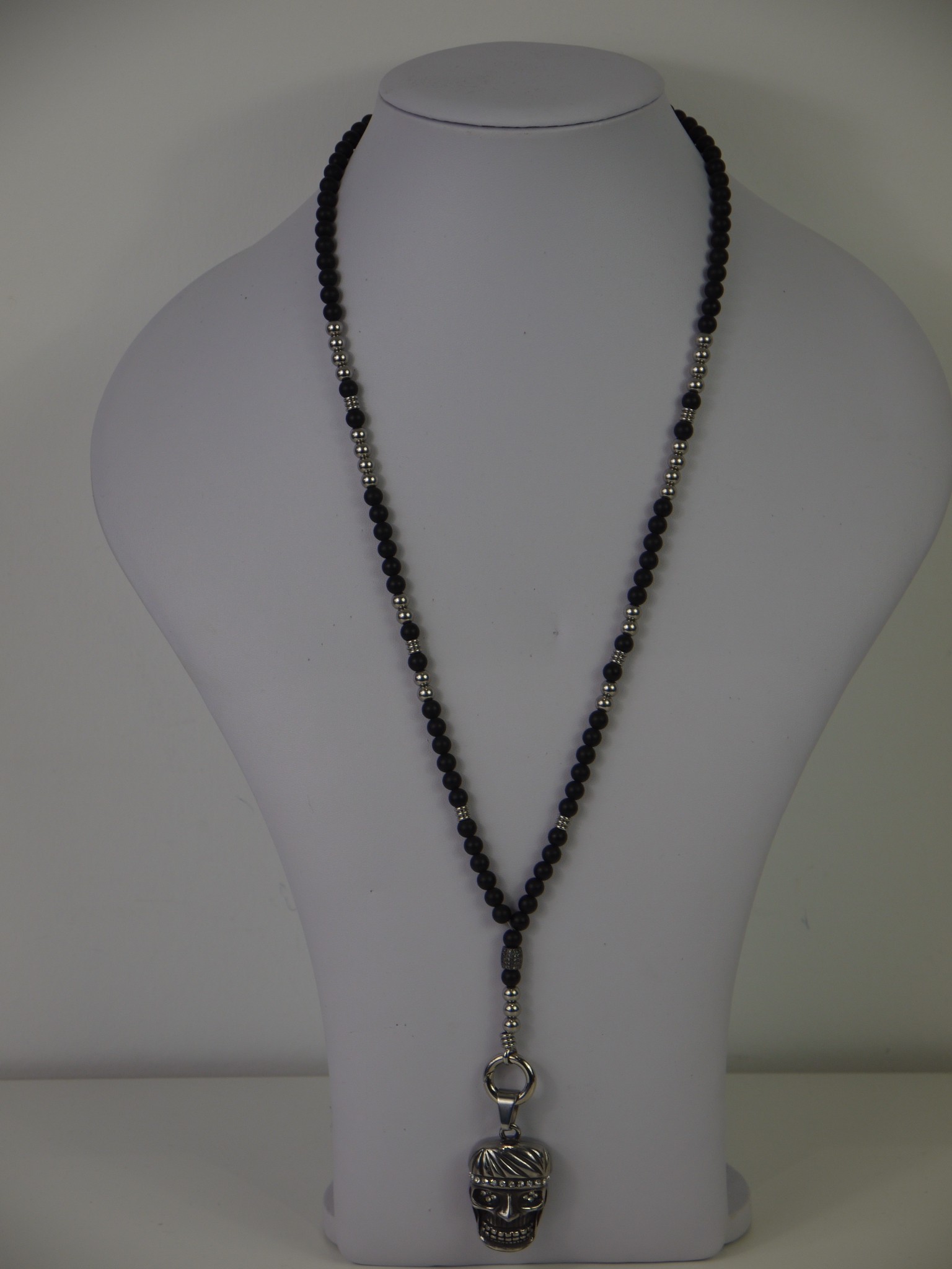 Halskette für Männer und Frauen mit Schwarz/Silbernen Onyxsteinen sowie  einem Totenkopfanhänger